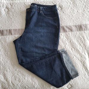 PLUS SIZE DARK DENIM CAPRIS